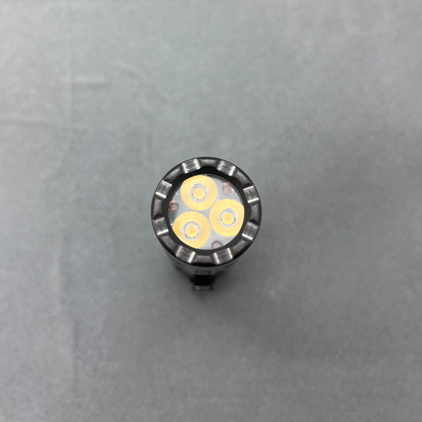 EDOLUC JM Smooth 18350 Taschenlampe Titanium Triple Emitter Nichia 519a 4000K LED mit 18350 Typ-C Batterie