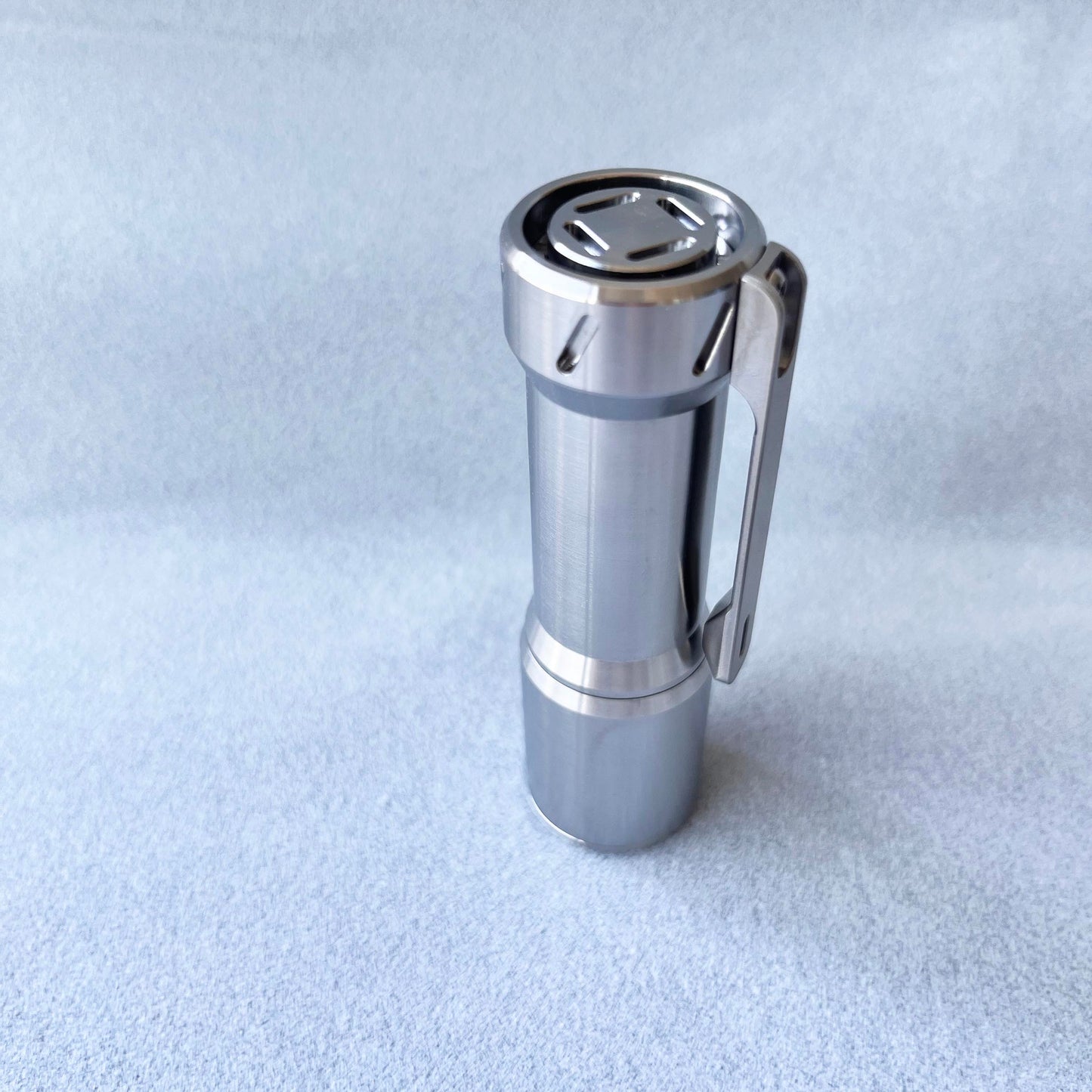 EDOLUC JM Smooth 18350 Taschenlampe Titanium Triple Emitter Nichia 519a 4000K LED mit 18350 Typ-C Batterie