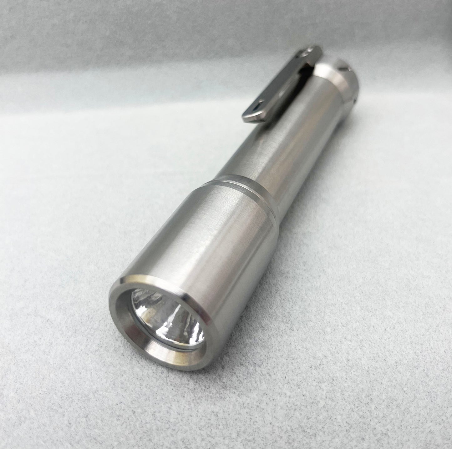 Glow Arrow 18650-JM01 Flashlight Titanium Smooth Single Emitter NiChia 519A 4000K/Samsung 5000K/Cree XPL6500K LED With 18650 Type-C Battery