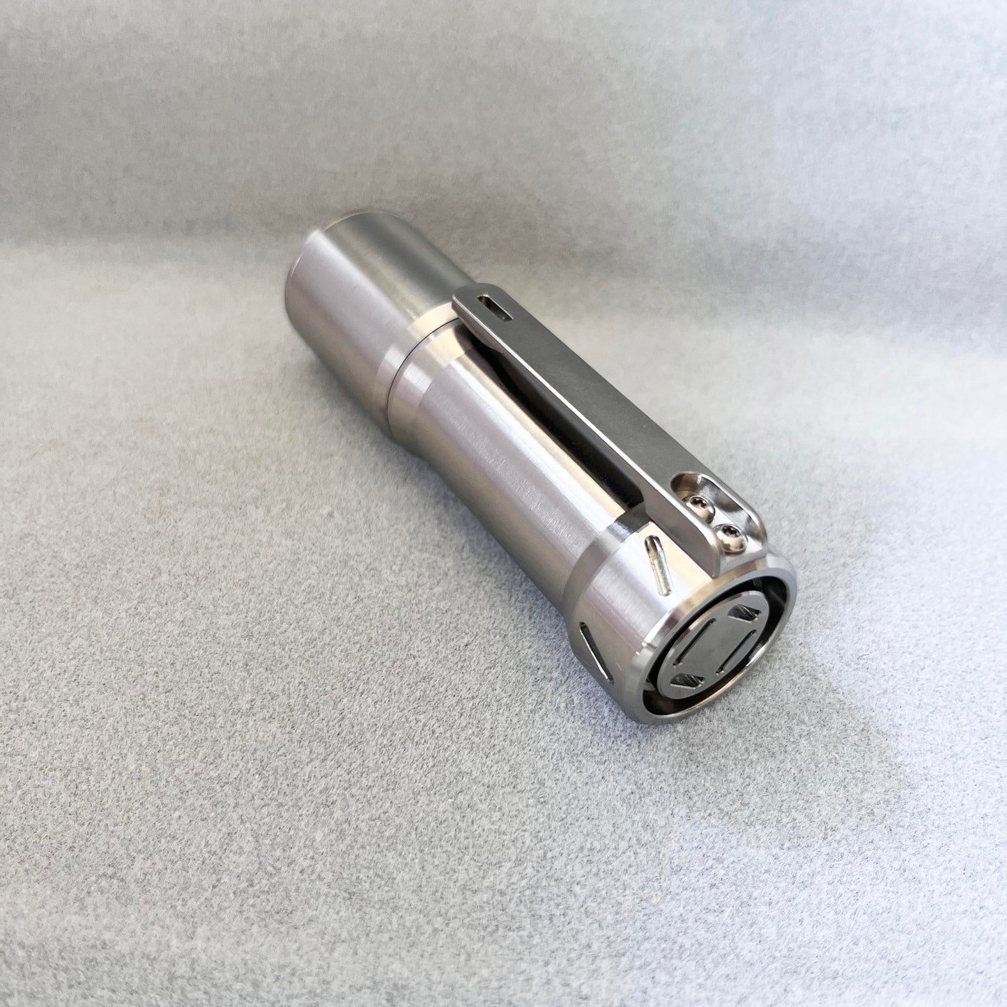 EDOLUC JM Smooth 18350 Taschenlampe Titanium Triple Emitter Nichia 519a 4000K LED mit 18350 Typ-C Batterie