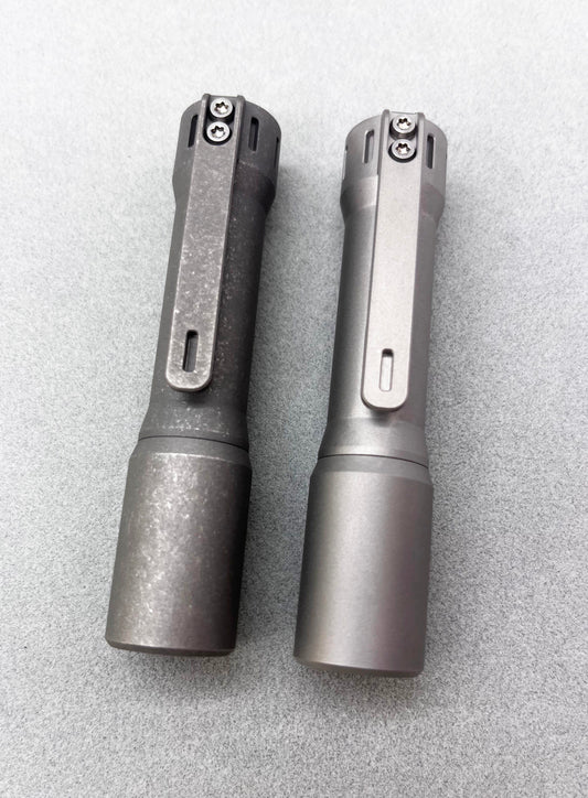 EDOLUC Glow Arrow EDC-Taschenlampe, Titan, perlengestrahlt, XPL 6500K/Samsung 5000K LED, mit Typ-C 14500/AA-Batterie